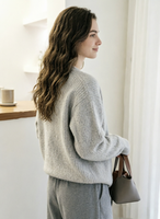Ensemble confortable pull en maille gris à col en V et pantalon de détente assorti - Inspiration chic et minimaliste pour femme pour l'automne et l'hiver