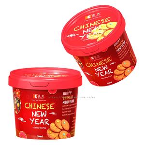 Pots d'emballage pour biscuits en plastique de 500 ml (16 onces) avec couvercle, ronds, rouges, étiquette IML, NOUVEL AN, style européen, fabriqués en Chine, boîte de conservation alimentaire - Product Image 1