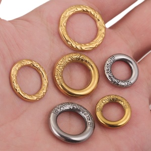 Connecteur rond embossé vintage 15-20 mm |   Maillons circulaires en acier inoxydable plaqué or PVD 18 carats pour la création de bijoux DIY (boucles d'oreilles, colliers) - Product Image 2