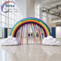 Arche gonflable géante arc-en-ciel avec rideau nuage et ruban pour la décoration d'événements et les présentoirs