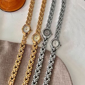 Montre ovale à quartz pour femme de style français, chaîne tressée, étanche, élégante et polyvalente pour le travail quotidien et les occasions décontractées - Product Image 3