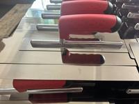Truelle à encoches carrées de qualité industrielle DIY, en acier au carbone poli miroir, avec lame en caoutchouc à prise souple et manche en plastique, 6 5/8