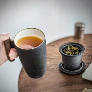 Taza en forma de montaña con mango de madera, taza de té de cerámica de regalo con infusor, color negro - Product Image 5