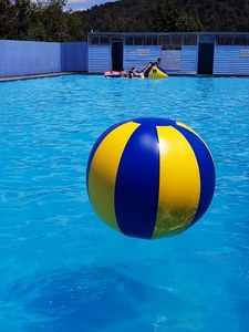 Volley-ball de plage gonflable géant - Ballon de piscine et de plage imperméable pour jeux en plein air, fêtes au bord de la piscine et événements estivaux - Product Image 1