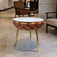 Table basse de qualité supérieure avec accents dorés, texture haut de gamme, design moderne pour salon, usage hôtelier, matériau en marbre