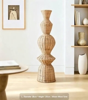 Un grand vase unique en rotin fait main pour la décoration de la maison, idéal pour entrer dans le salon ou pour combler les coins ou les murs vides.