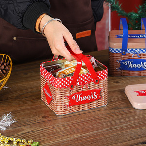 Cesta de picnic metálica con asa, diseño a cuadros rojos, etiqueta de agradecimiento, caja de almacenamiento metálica para regalos y aperitivos - Product Image 1