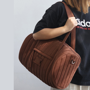 कस्टम आकार के लोगो यूनिसेक्स सूट के साथ रात भर बैरल कंधे के बैग को क्रॉबॉडी स्ट्रैप के साथ ओवरनाइट बैरल कंधे बैग - Product Image 4