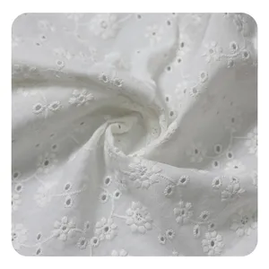 Yüksek kaliteli % 100% pamuk 138gsm dokuma beyaz küçük çiçek çiçek desenli kuşgözü Schiffli nakış kumaş bayanlar elbise