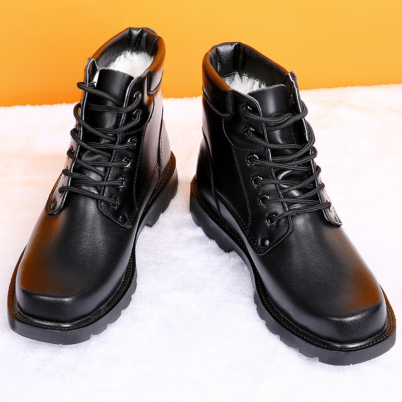 Petites chaussures en coton et bottes en laine