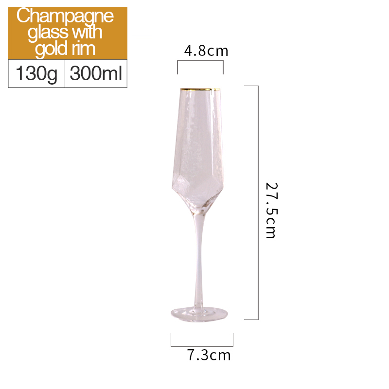 bicchiere da champagne trasparente con bordo dorato