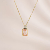 Chaîne de clavicule ajustable en or jaune 18 carats avec pendentif fantaisie en diamant rose Sakura taille émeraude, élégante et raffinée, avec breloque délicate