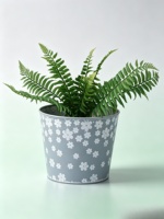 Pot Bunga Besar Grosir 7.5" Ukiran Tangan Motif Bunga Putih Logam Galvanis untuk Dalam & Luar Ruangan Gaya Rustic Amerika