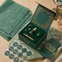 Boîte cadeau rigide magnétique de luxe vert olive personnalisée avec insert en velours pour l'emballage de coffrets cadeaux de bijoux et de produits de beauté