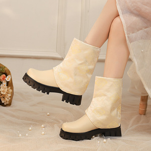 Botas de media pantorrilla negras de suela plana con punta fina y detalle de botón metálico, ideales para viajes urbanos de fin de semana y para el vecindario. - Product Image 3