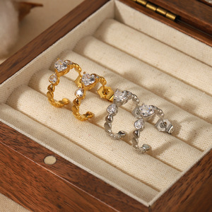 Pendientes Huggie con forma de corazón con incrustaciones de cristal en oro de 18 quilates y acero inoxidable para uso diario TE6218 - Product Image 2