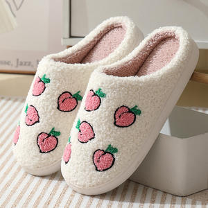 Pantoufles personnalisées mignonnes à motif de fraise pour femmes, pour l'hiver, l'été et l'automne - Chaudes, antidérapantes, pour la maison - Product Image 3