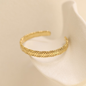 Bracelet jonc torsadé en acier titane plaqué or 18 carats, style INS, minimaliste et luxueux, motif blé, manchette ouverte, bracelet tressé torsadé, ne ternit pas - Product Image 5