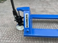 Chariot à palettes hydraulique professionnel ICHIMENS 680x1220mm Capacité 2,5 tonnes Hauteur de levage 200-80mm Utilisation intérieure/extérieure Entrepôt