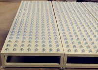 Ligne d'assemblage de convoyeurs à rouleaux à gravité automatisés industriels avec table de transfert de billes