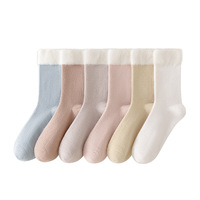 Chaussettes Fuzzy avec logo Chaussettes de sommeil confortables Chaussettes Fuzzy Rose clair