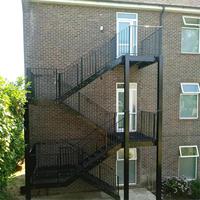 Escalier d'évasion en acier ignifuge personnalisé échelle de sécurité incendie pliable et durable garde-corps en verre évacuation d'urgence extérieure
