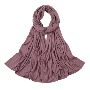 Hijabs pour femmes musulmanes en coton uni de haute qualité Hijab en jersey côtelé extensible confortable et de gros - Product Image 1