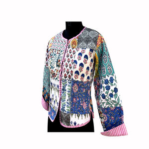 Exportateur indien proposant des vestes courtes d'hiver en molleton de coton réversible, imprimées à la main, respirantes et boutonnées pour femmes - Product Image 4