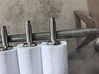 Rouleau brosse cylindrique à enroulement spiralé pour l'élimination des matériaux et le nettoyage de la poussière sur les bandes transporteuses