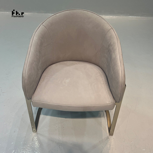 Fauteuil de salle à manger moderne en velours beige avec dossier incurvé et base en forme de traîneau doré pour hôtel, restaurant, maison - Product Image 1