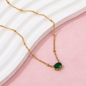 Collier personnalisé en acier inoxydable avec pendentif ovale en zircone verte, chaîne à maillons et perles, plaqué or 18 carats, vente en gros - Product Image 4