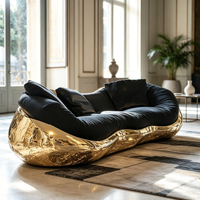 Canapé multi-places en fibre de verre courbée en velours noir avec coque dorée texturée pour espace résidentiel contemporain haut de gamme