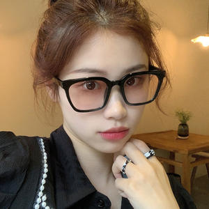 Gafas de Sol Cuadradas Pequeñas para Mujer Qianai, Montura Gris, Lentes Beige Atardecer, Protección UV400 Tipo 3 - Product Image 4