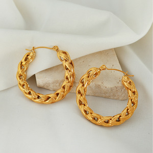 Aros Chapados en Oro con Diseño Trenzado Unisex para Uso Diario - Product Image 4