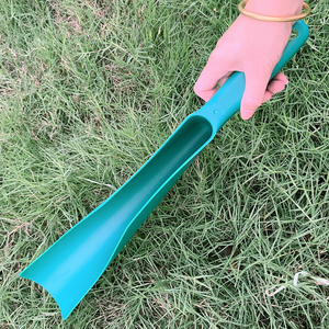 Cuillère de nettoyage de gouttière en plastique à usage multiple Outil de toit flexible pour enlever la saleté, les débris et les feuilles pour le jardin et l'avant-toit Cuillère à gouttière - Product Image 3