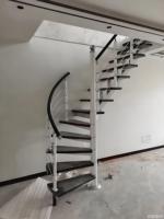 Escalier en colimaçon au design moderne en promotion pour appartements, villas et maisons - Escalier circulaire intérieur en acier et bois pour grenier
