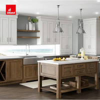 Armoires de cuisine personnalisées Alland de style farmhouse avec évier en acier inoxydable et îlot de cuisine en bois massif