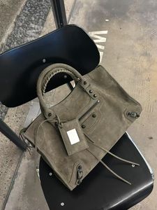 मोटरसाइकिल बैग रिवेट हैंडबैग रेट्रो फैशन क्रॉसबॉडी बैग रेट्रो फैशन क्रॉसबॉडी बैग 2025 नई वास्तविक चमड़े की महिलाओं के बैग के साथ - Product Image 2