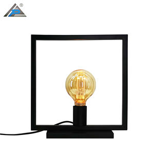 Mini <span class=keywords><strong>lampe</strong></span> de table vintage: construction en laiton de style victorien avec des détails ornés pour les tables d'appoint et les affichages de décoration intérieure antique - Product Image 4