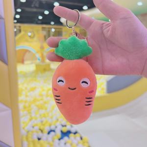 Porte-clés en peluche douce en forme de carotte réaliste de dessin animé mignon, fruits et légumes, vente en gros pour accessoires de sac et de clés - Product Image 2