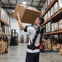Exosquelette robotisé portable motorisé pour les membres inférieurs, pour l'assistance à la marche, la rééducation et l'entraînement à la marche
