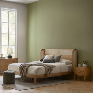 Base de Cama de Madera Maciza Estilo Nórdico Francés con Cabecera de Ratán, Tamaño Queen/King - Product Image 1