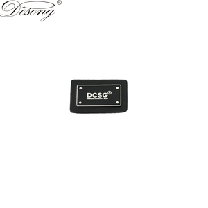 Jeans personnalisés avec des patchs en cuir noir et des étiquettes en métal avec logo en relief pour le denim et les sacs à main - Product Image 6
