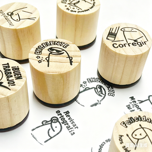 Sellos Divertidos con Emojis en Español: Sellos de Madera Natural con Frases Motivacionales, Ideales para Tareas Escolares y Uso en el Aula - Product Image 5