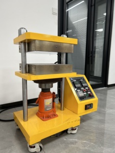 Presse manuelle de laboratoire pour la préparation d'échantillons de poudre et de granulés en applications de laboratoire - Product Image 6