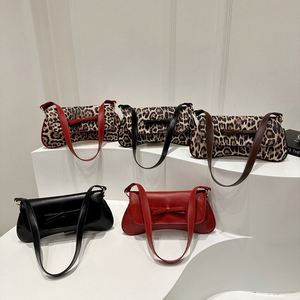 Bolso de mano para mujer en PU con estampado de camuflaje, impermeable, resistente, plegable, con cierre de cremallera y dos asas, éxito de ventas. - Product Image 1
