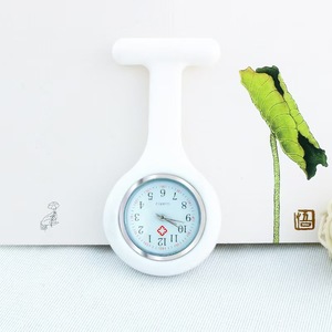 Cadeau médical personnalisé portable coloré personnalisé bracelet en silicone échelle cadran quartz accrocher horloge unisexe pince poche infirmière montre - Product Image 6