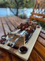 Handgefertigtes Grillspieß-Tablett aus Eschenholz mit Edelstahl-Abtropfschale, Holz-Grill-Serviertablett für Outdoor-Barbecue