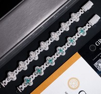 Bracelet élégant et audacieux, style haut de gamme, chaîne cubaine opulente et trèfle à quatre feuilles entièrement pavé de moissanite