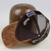 Sombrero de conductor de camión marrón para hombre, malla de terciopelo con ala curva de 6 paneles, diseño de logotipo personalizado, sombrero de camionero de malla de terciopelo, características comunes de la tela